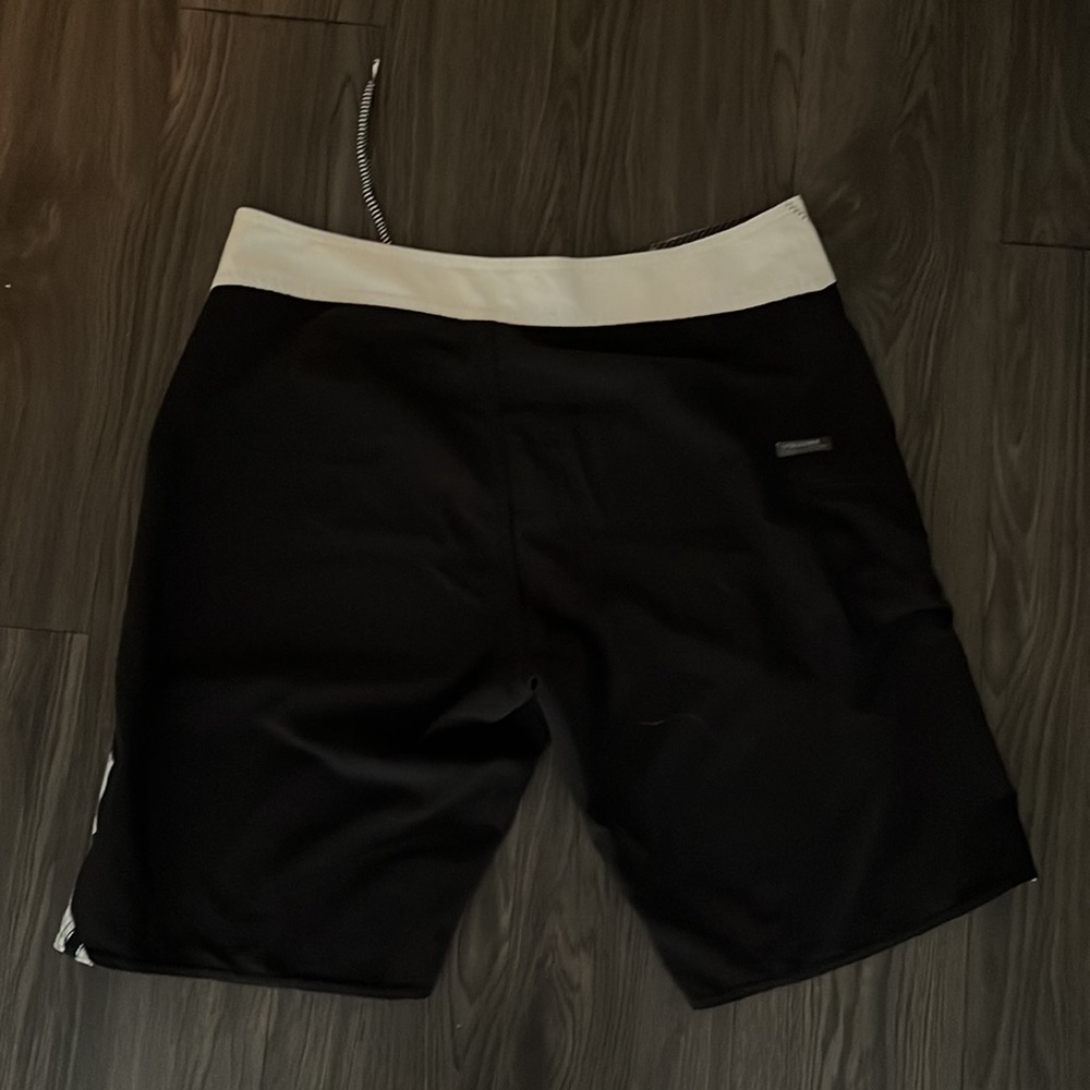 Volcom mod tech board shorts size 32 - Picture 2 of 2